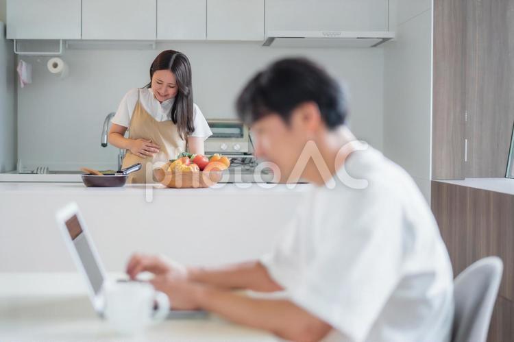 出産直前の妊婦と仕事する男性（体調不良） 破水,陣痛,妊婦の写真素材