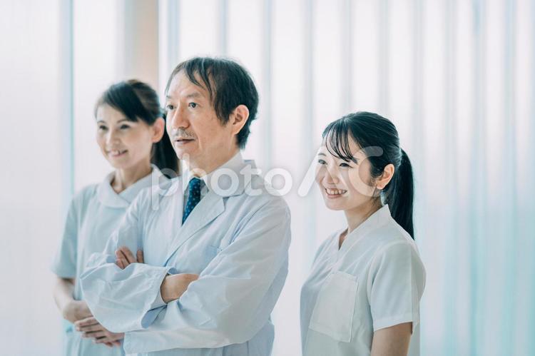 中高年の医療スタッフ（医師・看護師・3人） 医療,医者,看護師の写真素材