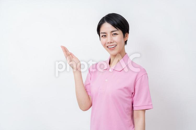 提案する介護福祉士の女性。 紹介,推薦,お薦めの写真素材