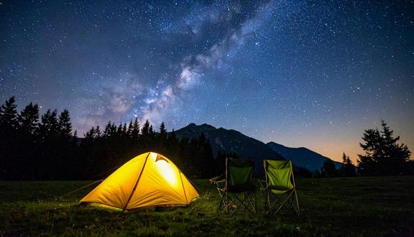 夜の星空の下のテントキャンプ 夜の星空の下のテントキャンプの写真