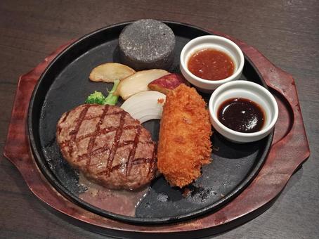 ハンバーグとカニクリームコロッケ ハンバーグ,カニクリームコロッケ,ミックスグリルの写真素材