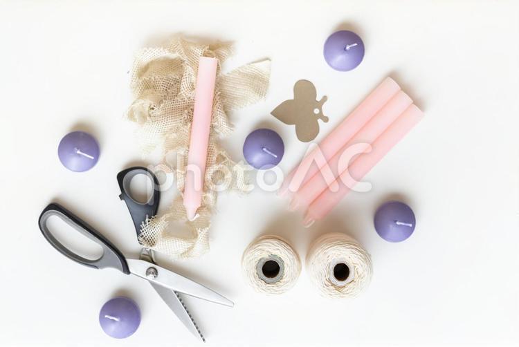 ハサミと紫やピンクのキャンドルと麻紐 キャンドル,麻紐,裁縫の写真素材