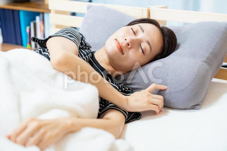 眠る女性 屋内,布団,寝具の写真素材