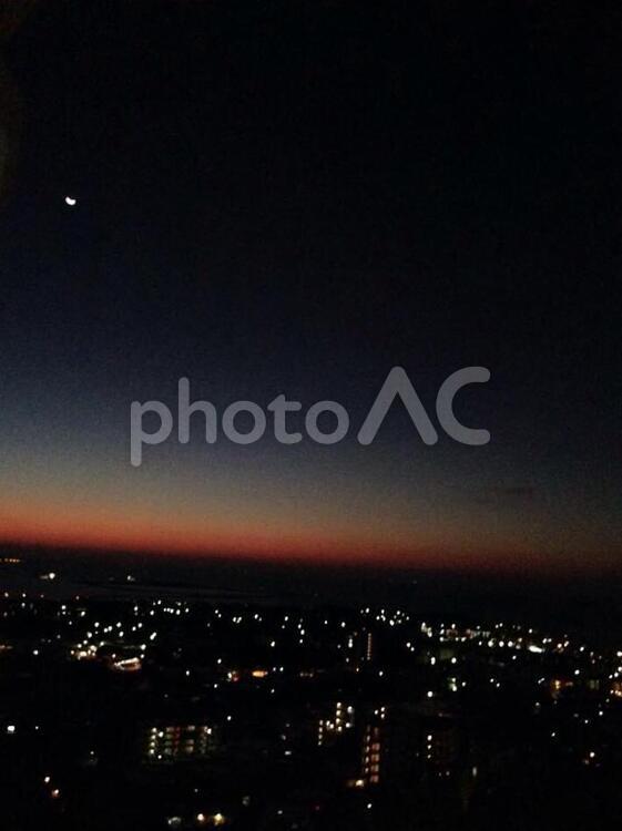 朝焼けと月  タテ 朝焼け,夜,朝の写真素材