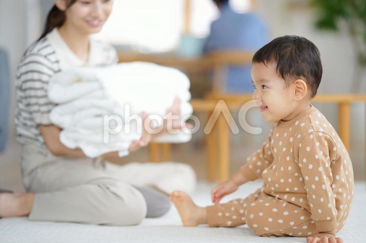 座って笑う横向きの赤ちゃん 男の子,座る,親子の写真素材