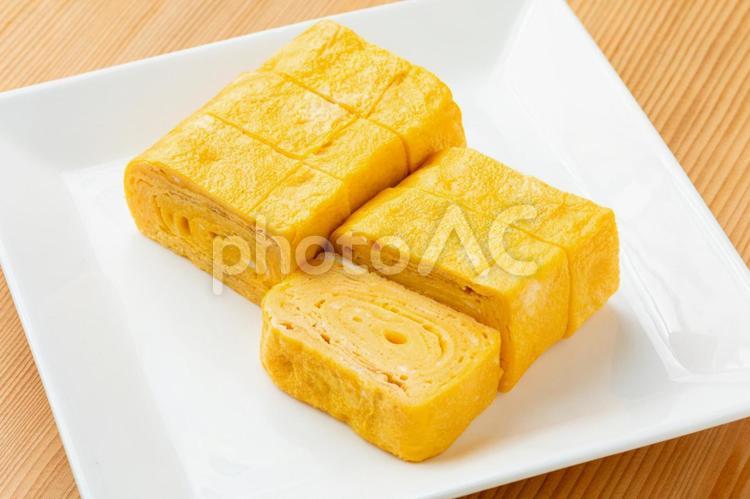 四角い皿に乗ったシンプルな厚焼き玉子2 玉子焼き,卵焼き,たまご焼きの写真素材