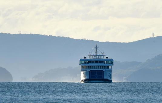 瀬戸内海を航行するカーフェリー フェリー,船舶,瀬戸内海の写真素材