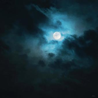 霧に包まれた夜道を照らす月明かりの写真