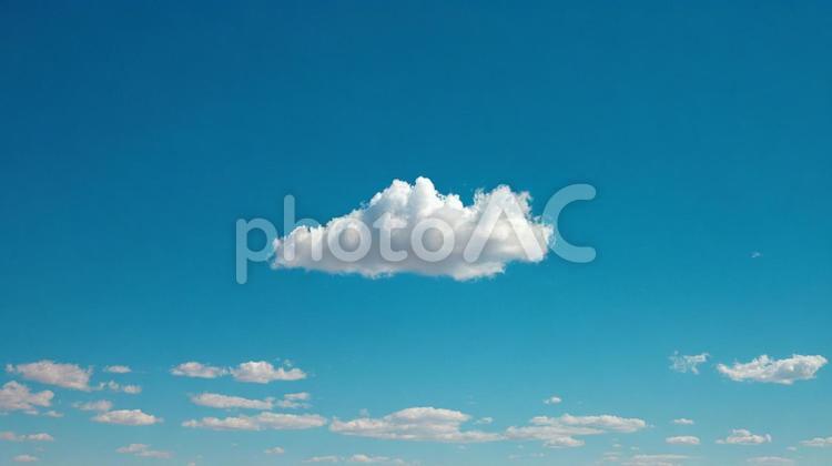 一つの目立つ雲と青空 空,青空,雲の写真素材