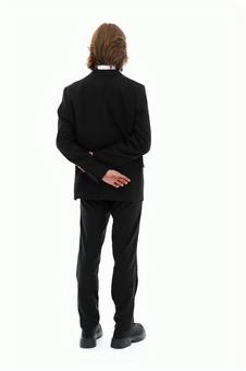 手を後ろで組むスーツの男性 手を後ろで組むスーツの男性 男性,後ろ姿,立つの写真素材