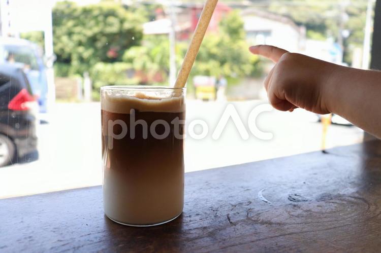 カフェラテと赤ちゃんの手 赤ちゃん,赤ちゃんの手,カフェラテの写真素材