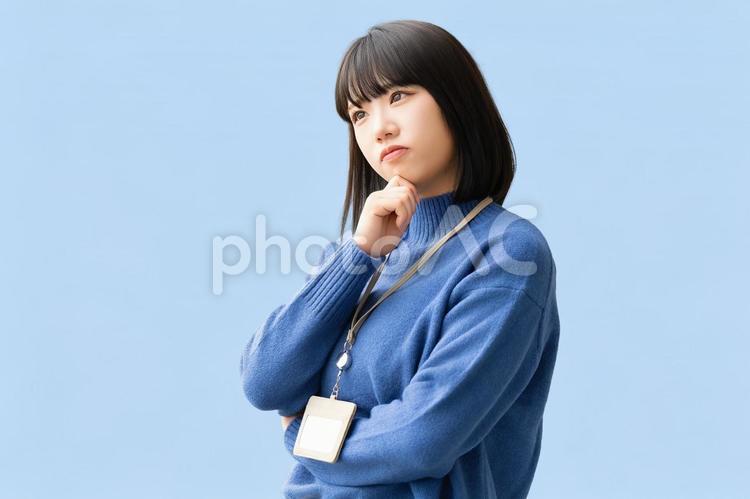 考えごとをする女性・ビジネスウーマン 女性,考える,悩むの写真素材