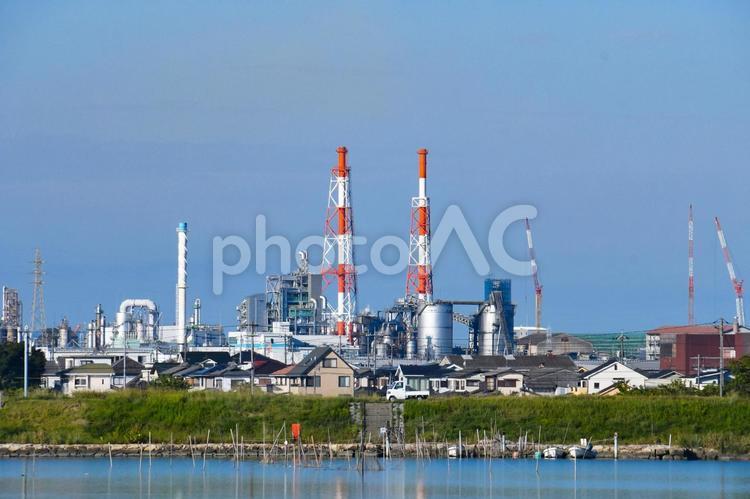 海から見た工場の風景 工場,風景,煙突の写真素材