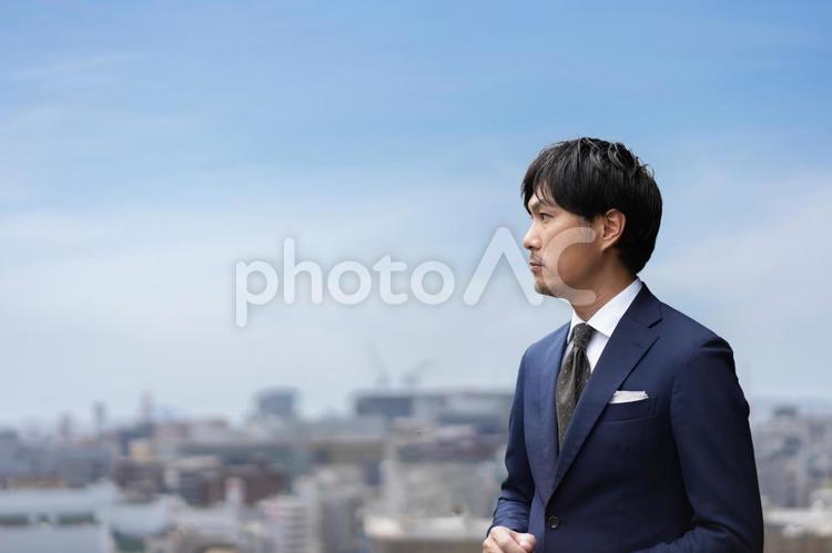 街並みとビジネスマン 男性,ビジネス,ビジネスマンの写真素材
