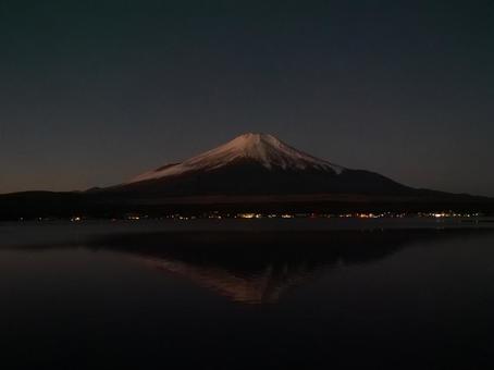 山中湖から望む日の出直前の富士山 山中湖から望む日の出直前の富士山 山中湖,山中湖村,富士山の写真素材