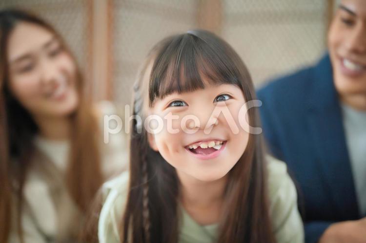 何かを主張する娘と両親 男性,女性,女の子の写真素材