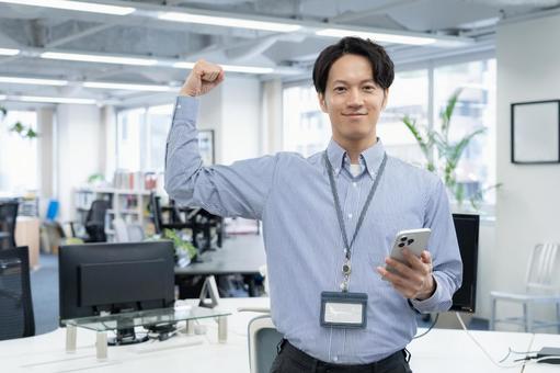 オフィスカジュアルの若い男性エンジニア オフィスカジュアルの若い男性エンジニア ビジネス,オフィス,エンジニアの写真素材