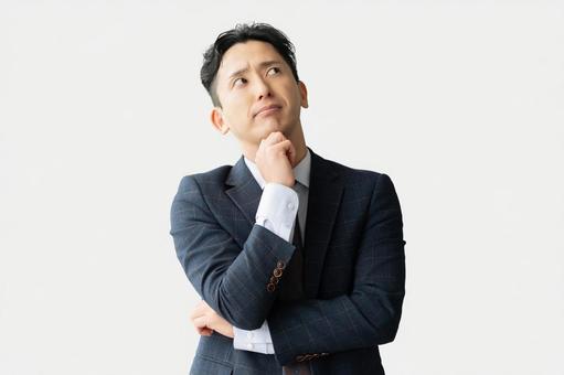 考えごとをする男性ビジネスマン 考えごとをする男性ビジネスマン 男性,考える,悩むの写真素材