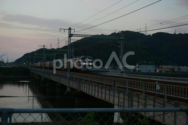 早朝に鉄橋を渡る貨物列車 貨物列車,鉄橋,川の写真素材