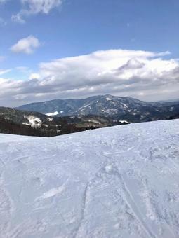 山を見下ろすスキー場の写真