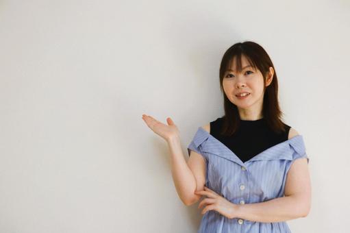 案内する女性 案内する女性の写真