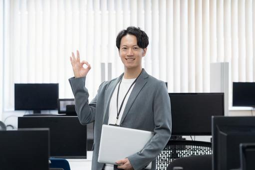 オフィスカジュアルの若い男性エンジニア オフィスカジュアルの若い男性エンジニアの写真