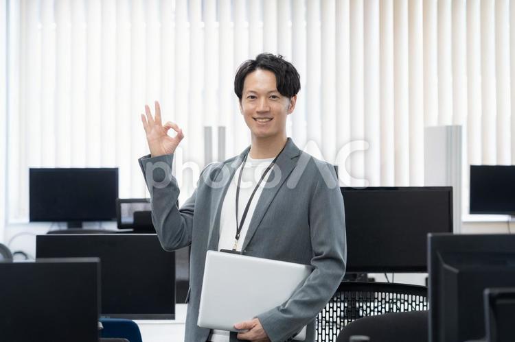 オフィスカジュアルの若い男性エンジニア ビジネス,オフィス,エンジニアの写真素材