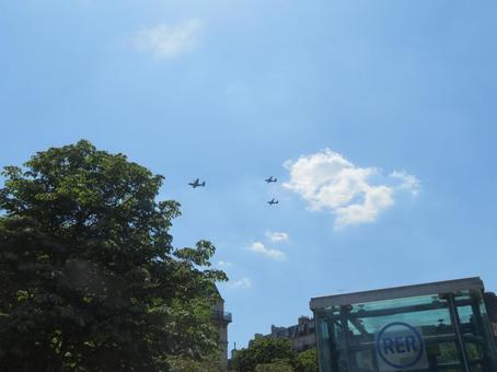 フランス、パリ、革命記念日の航空ショー フランス、パリ、革命記念日の航空ショー 飛行機,戦闘機,偵察機の写真素材