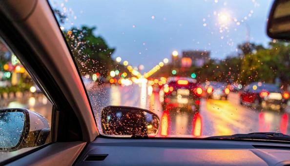雨の車内から外を見る 雨の車内から外を見るの写真