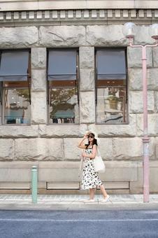 街を歩くサングラスの女性(縦バージョン) 街を歩くサングラスの女性(縦バージョン) 女性,美人,20代の写真素材
