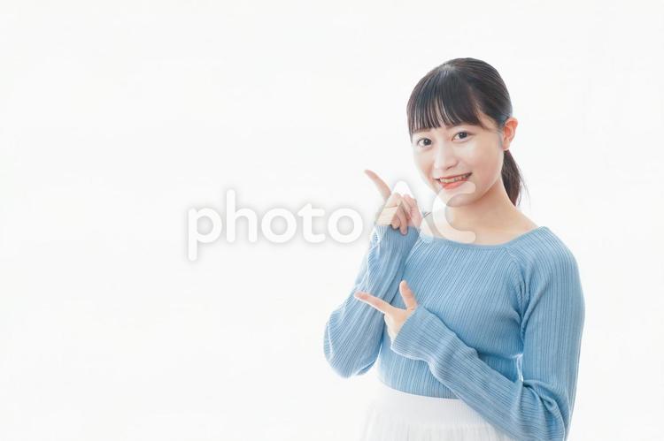重要な事柄を指差す若い女性 東洋人,テスト,指の写真素材