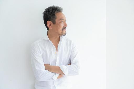 リビングでスキンケアをするミドルの男性 ビューティー,スキンケア,男性の写真素材