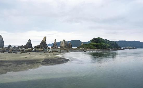 海に連なる橋杭岩の風景 海に連なる橋杭岩の風景 橋杭岩,和歌山,奇岩の写真素材
