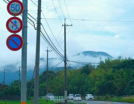 山にかかる低い雲 山,雲,道路の写真素材