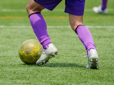 サッカー ドリブル サッカーボール 芝生 サッカー ドリブル サッカーボール 芝生 コピースペース,サッカー,ドリブルの写真素材