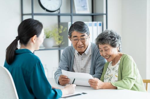 プランナーに相談するシニアの夫婦 プランナーに相談するシニアの夫婦 相談,シニア,笑顔の写真素材