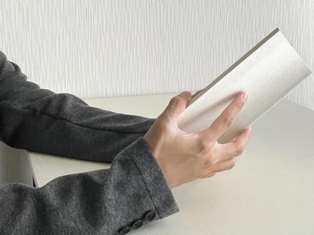 本を開いて読む動作 本を開いて読む動作 読書,本,手の写真素材