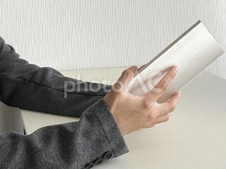 本を開いて読む動作 読書,本,手の写真素材