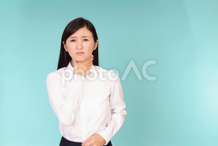喉の痛みを訴える女性 女性,風邪,インフルエンザの写真素材
