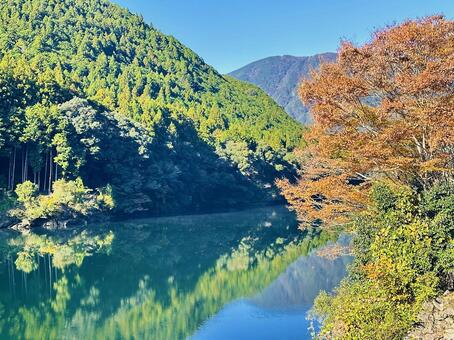 秋　紅葉　山々　池 景色,山並み,秋の写真素材