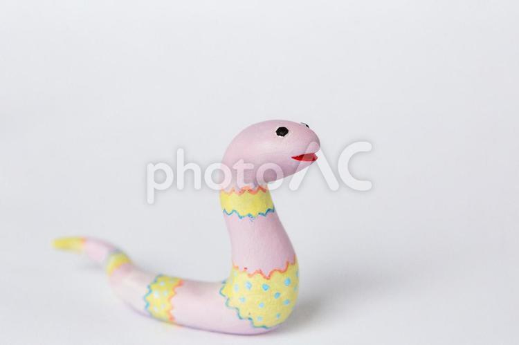 ギザギザの模様が入った紫の蛇の横顔 蛇,クレイアート,動物の写真素材