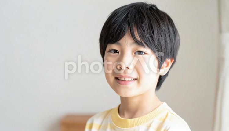 室内にいる小学生の男の子 男の子,小学生,子供の写真素材