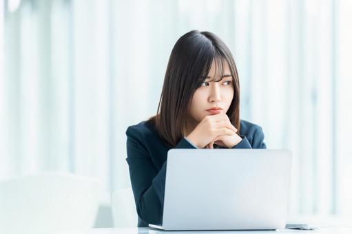 考えごとをする女性・ビジネスウーマン 考えごとをする女性・ビジネスウーマンの写真