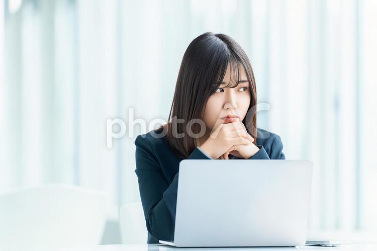 考えごとをする女性・ビジネスウーマン 女性,悩む,困るの写真素材