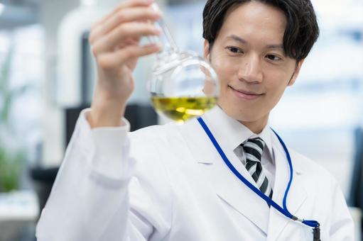 実験をする白衣の若い男性研究者 研究,実験,サイエンスの写真素材