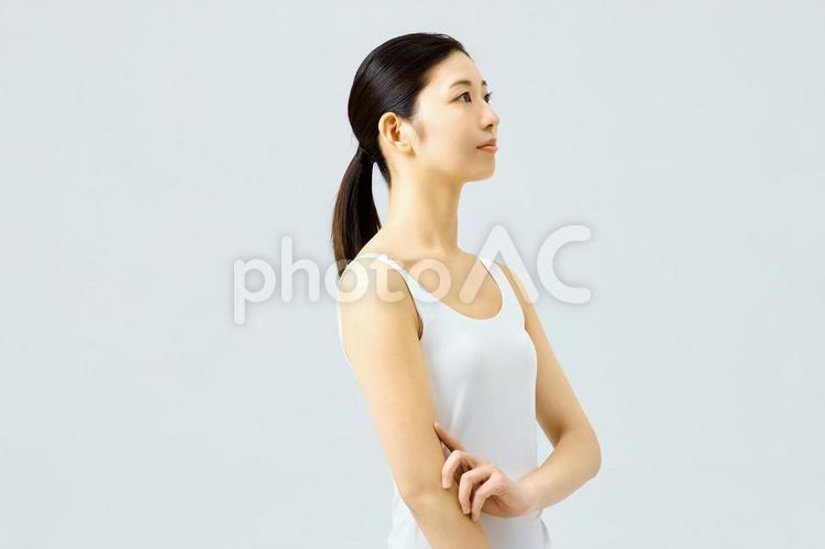 スキンケア　上を向く女性　美容　健康的 フェイシャルケア,クールビューティー,顔の写真素材