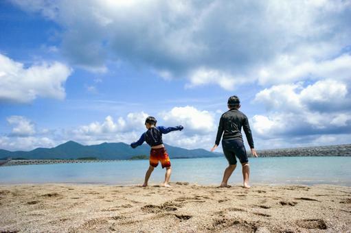 <素材>夏の海へ泳ぎにきて元気に遊ぶ兄弟 <素材>夏の海へ泳ぎにきて元気に遊ぶ兄弟 子供,男性,人物の写真素材