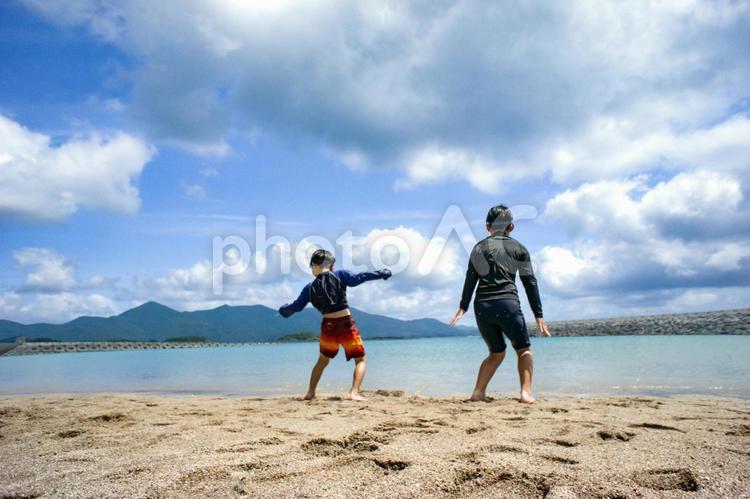 ＜素材＞夏の海へ泳ぎにきて元気に遊ぶ兄弟 兄弟,子供,海水浴の写真素材