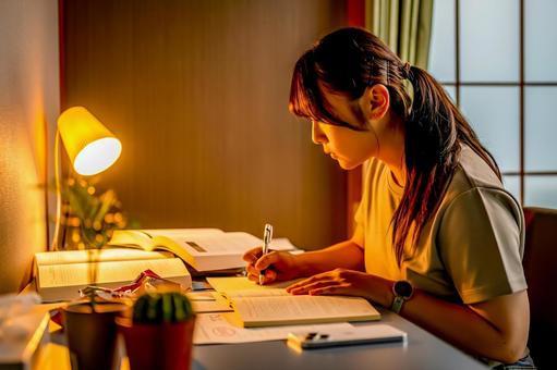 夜遅くまで勉強する女性 徹夜,一夜漬け,女子学生の写真素材