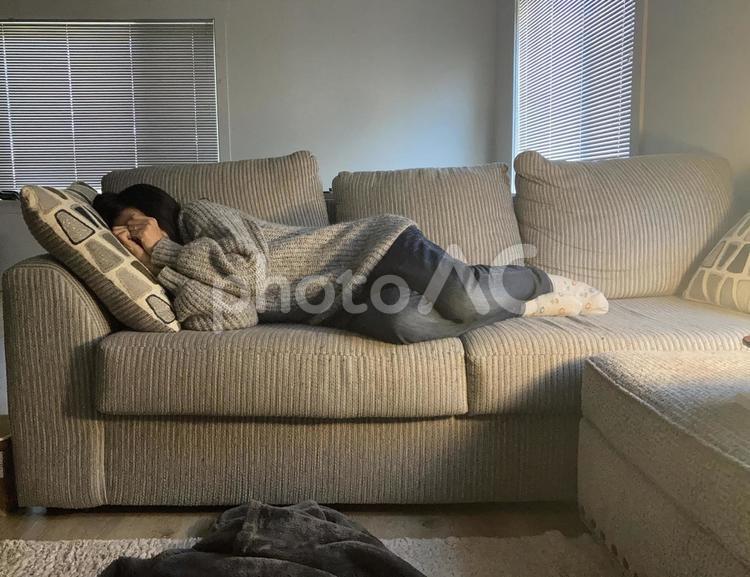 ソファでぐったり　落ち込む女性 ぐったり,落ち込む,ネガティブの写真素材